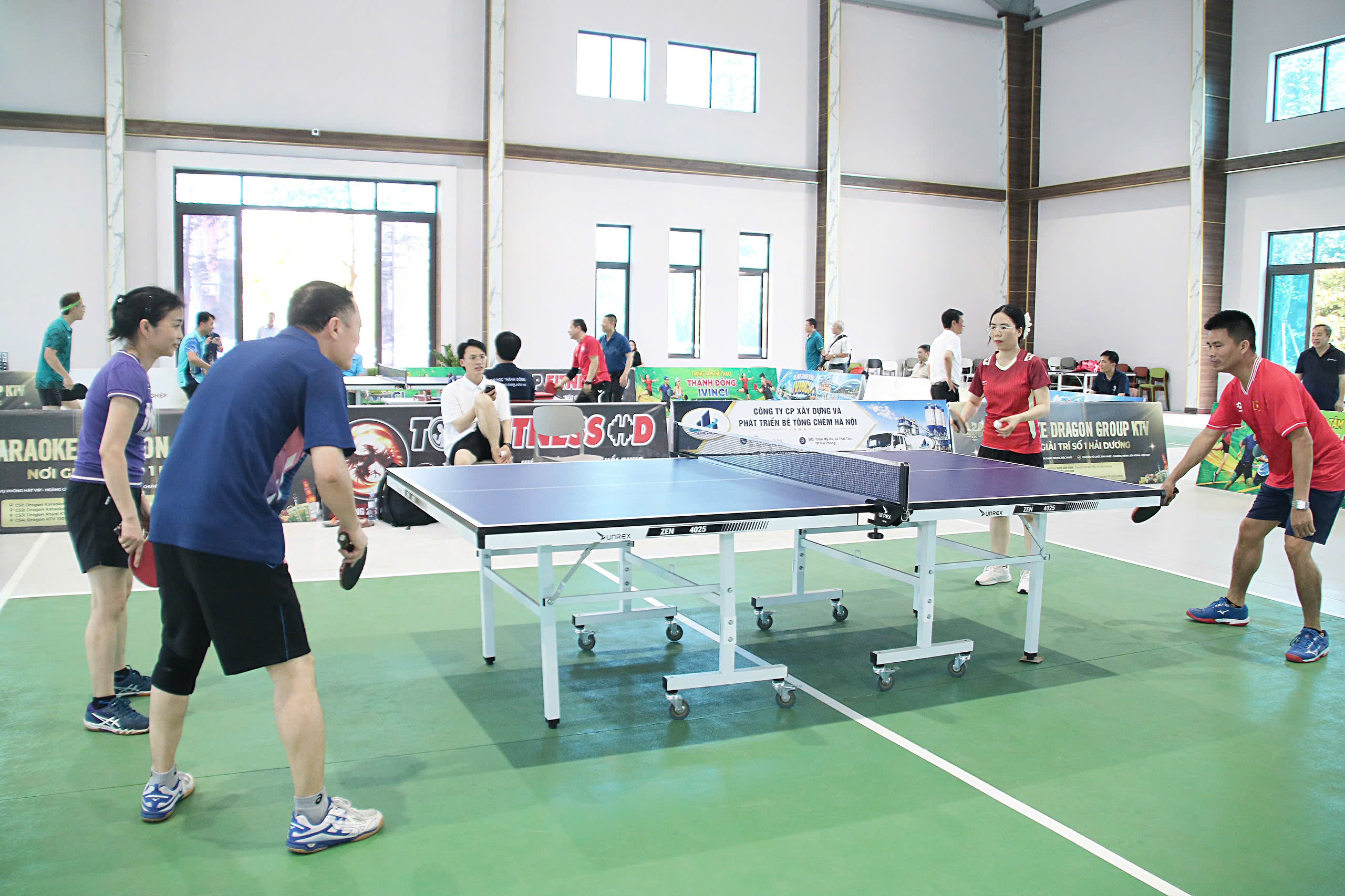 Các vận động viên tham gia nội dung bóng bàn trong chương trình giao lưu thể dục thể thao giữa Trường Đại học Thành Đông và Tạp chí Công nghiệp Nông thôn.