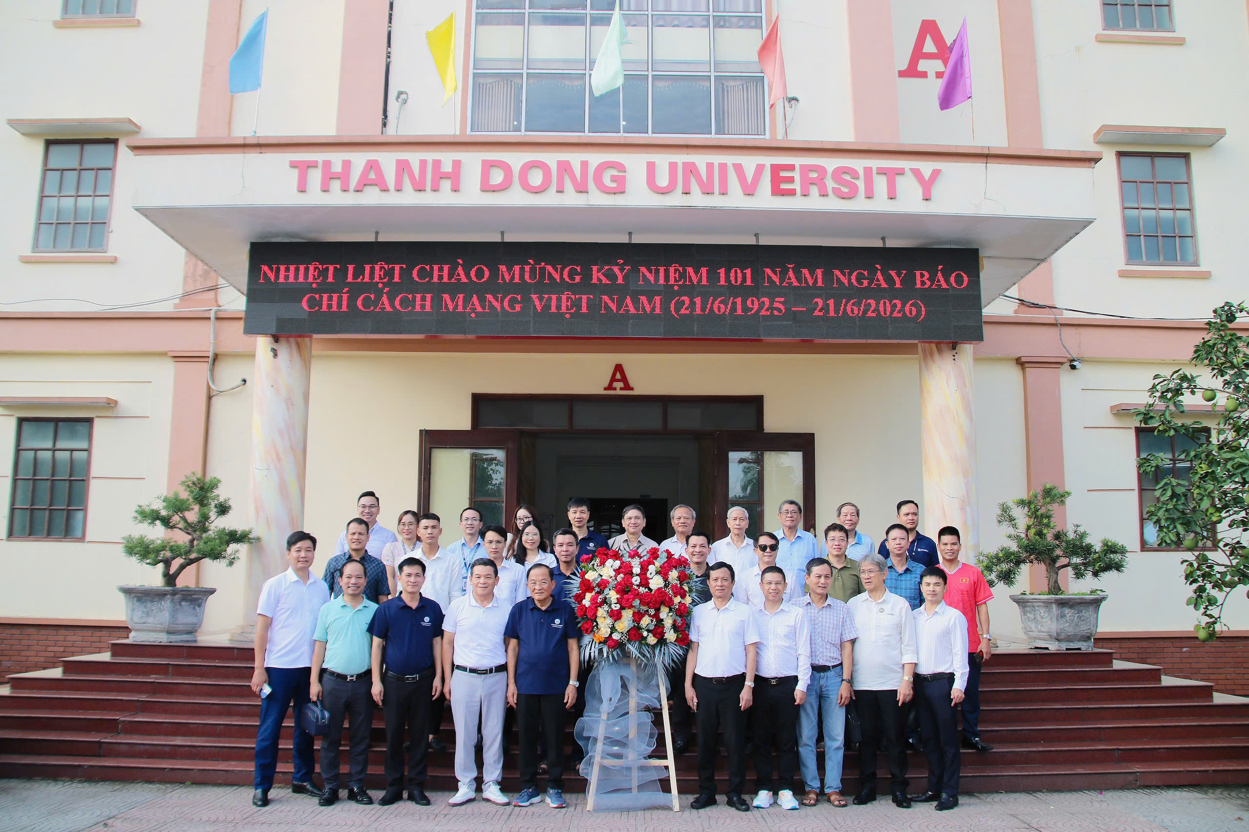 Đoàn công tác Tạp chí Công nghiệp Nông thôn và Trường Đại học Thành Đông chụp ảnh lưu niệm trước khuôn viên nhà trường.