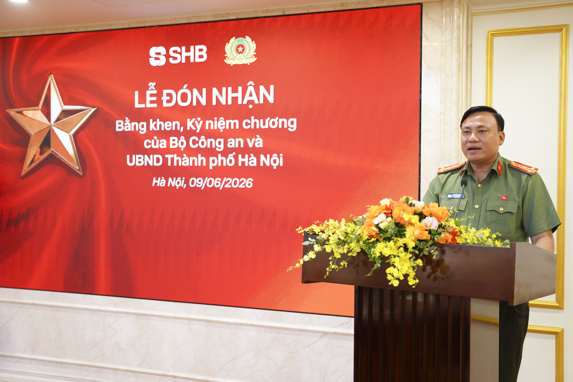 Đại tá Nguyễn Tiến Đạt, Phó Giám đốc Công an TP Hà Nội biểu dương, ghi nhận và chúc mừng những thành tích mà tập thể cán bộ nhân viên SHB đã đạt được trong thời gian qua.