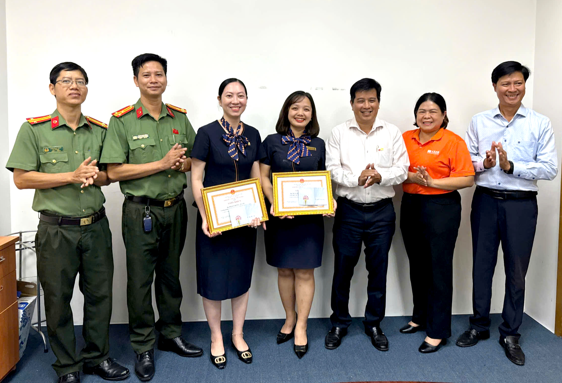 Đại diện lãnh đạo Phòng An ninh mạng và phòng, chống tội phạm sử dụng công nghệ cao Công an tỉnh Cà Mau trao tặng giấy khen cho 2 cán bộ ngân hàng SHB.