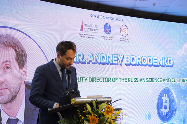 Ông Andrey Borodenko - Phó Giám đốc Trung tâm Khoa học và Văn hóa Nga tại Hà Nội chia sẻ tại Hội thảo.