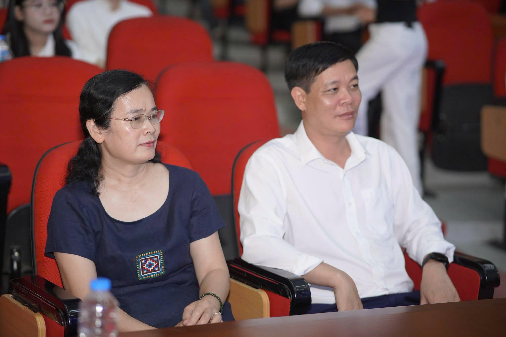 PGS.TS Trương Đại Lượng và TS Đỗ Thị Thu Thủy theo dõi các phần trình bày tại vòng chung khảo Cuộc thi "Phóng viên tập sự - Nhà báo tương lai 2026". 