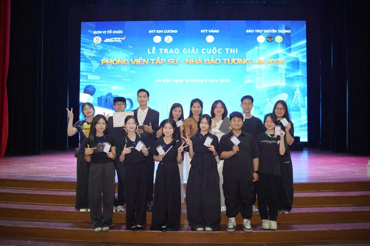 Ban Tổ chức cuộc thi là những bạn sinh viên năm 2, năm 3 dưới sự hướng dẫn, điều phối của TS. Trần Thị Thu Hường