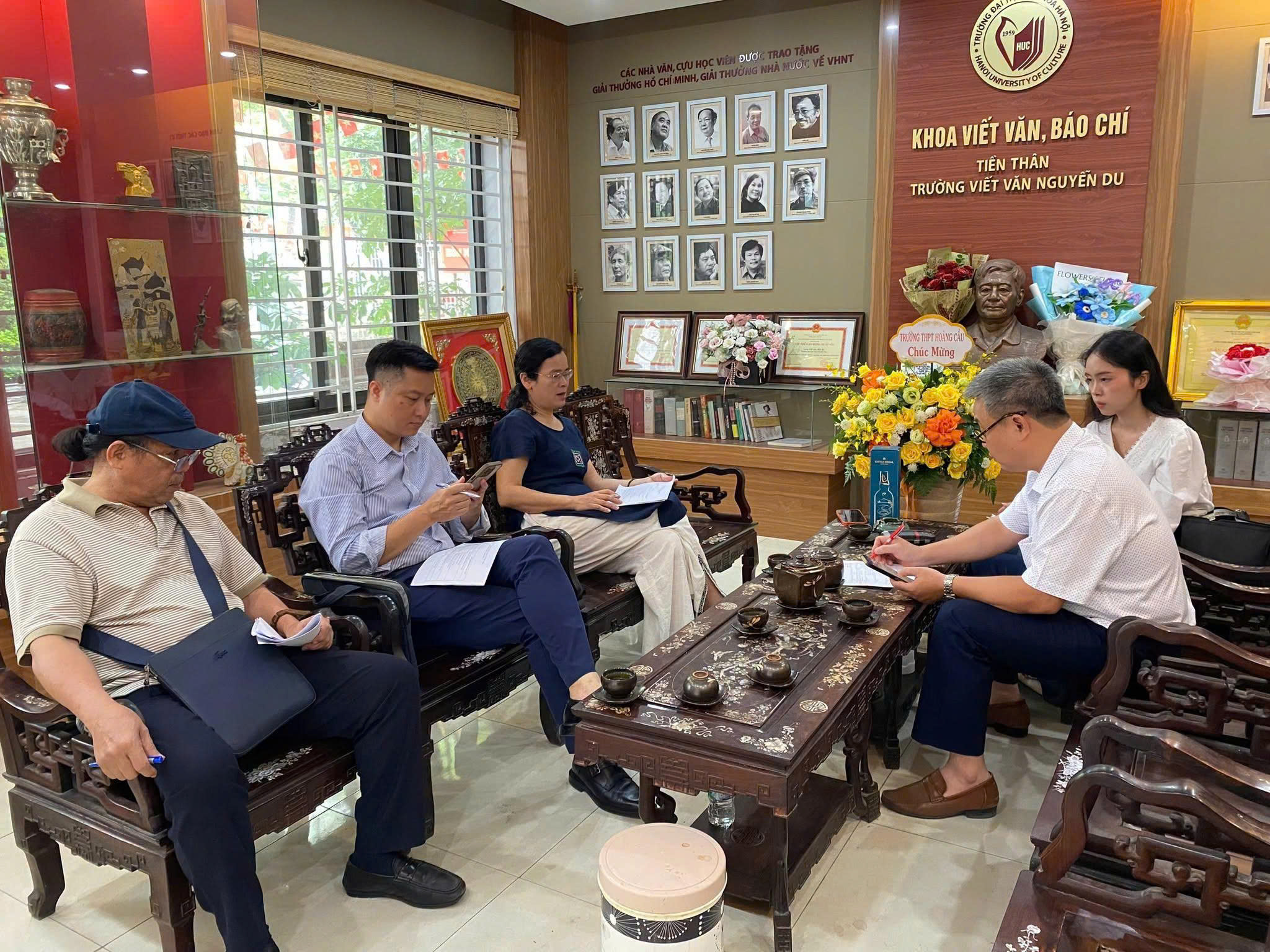 Ban Giám khảo thảo luận, đánh giá kỹ lưỡng nhằm lựa chọn những tác phẩm có chất lượng chuyên môn cao.