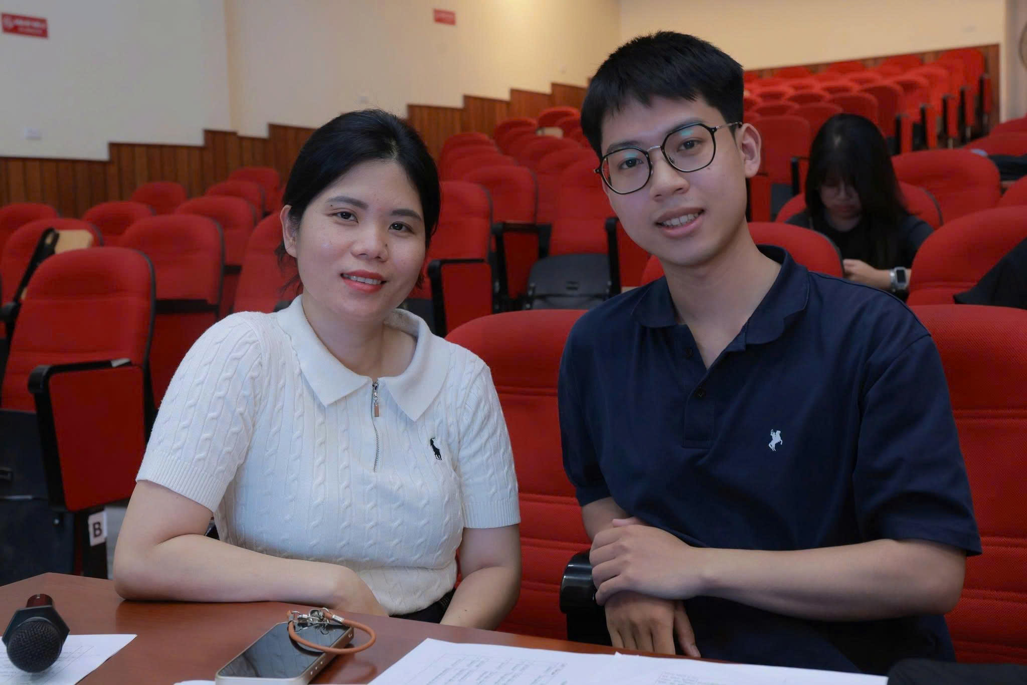 TS Trần Thị Thu Hường (bên trái), Trưởng Ban Tổ chức Cuộc thi "Phóng viên tập sự - Nhà báo tương lai 2026" cùng Nguyễn Đình Sáng, thành viên Ban Điều hành cuộc thi.