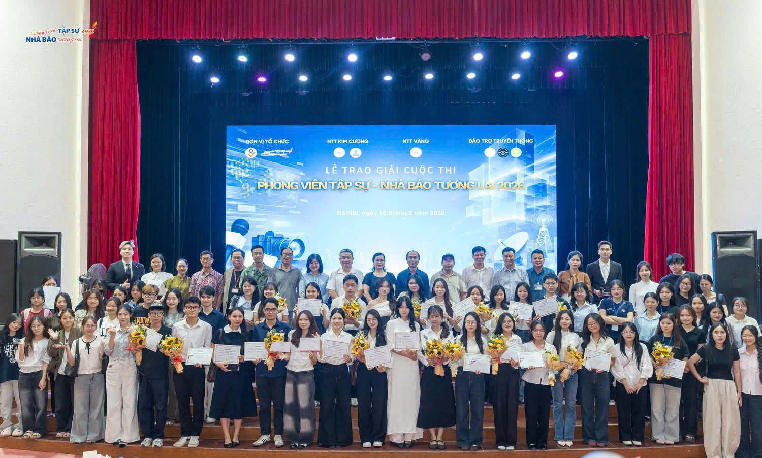 Ban Tổ chức, Ban Giám khảo cùng các thí sinh chụp ảnh lưu niệm tại Lễ trao giải Cuộc thi "Phóng viên tập sự - Nhà báo tương lai 2026".