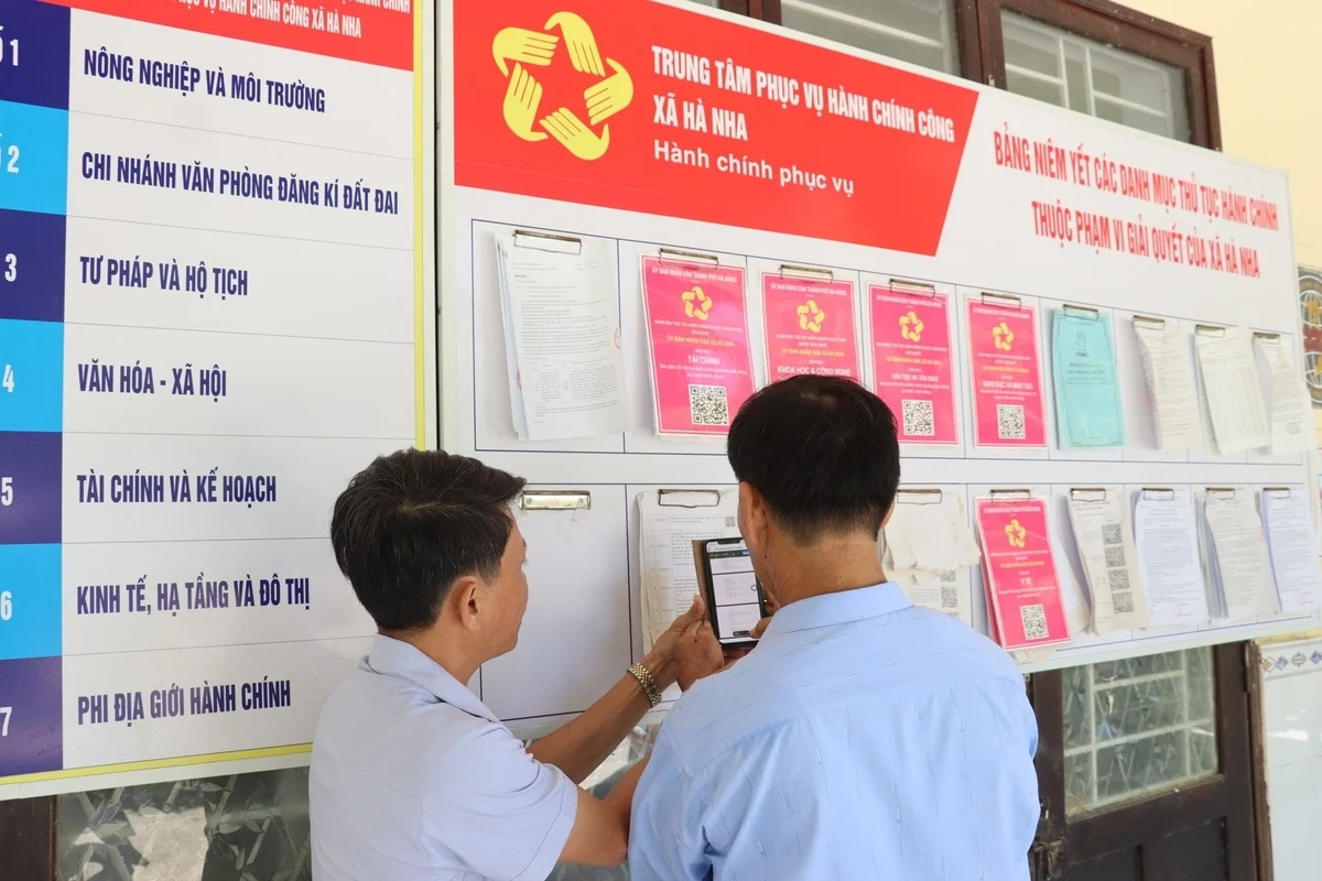 Người dân được hướng dẫn giải quyết thủ tục hành chính tại Trung tâm Phục vụ hành chính công xã Hà Nha. Ảnh: Phạm Huy.