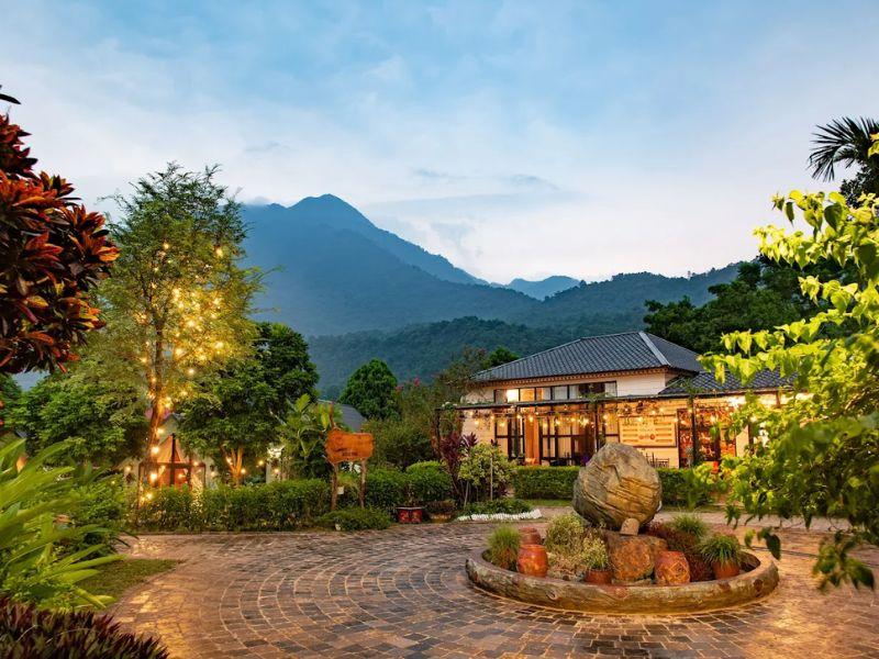 Khu nghỉ dưỡng được xây dựng trên sườn đồi với tầm nhìn rộng mở ra núi rừng Ba Vì, mang lại cảm giác thư thái cho du khách.