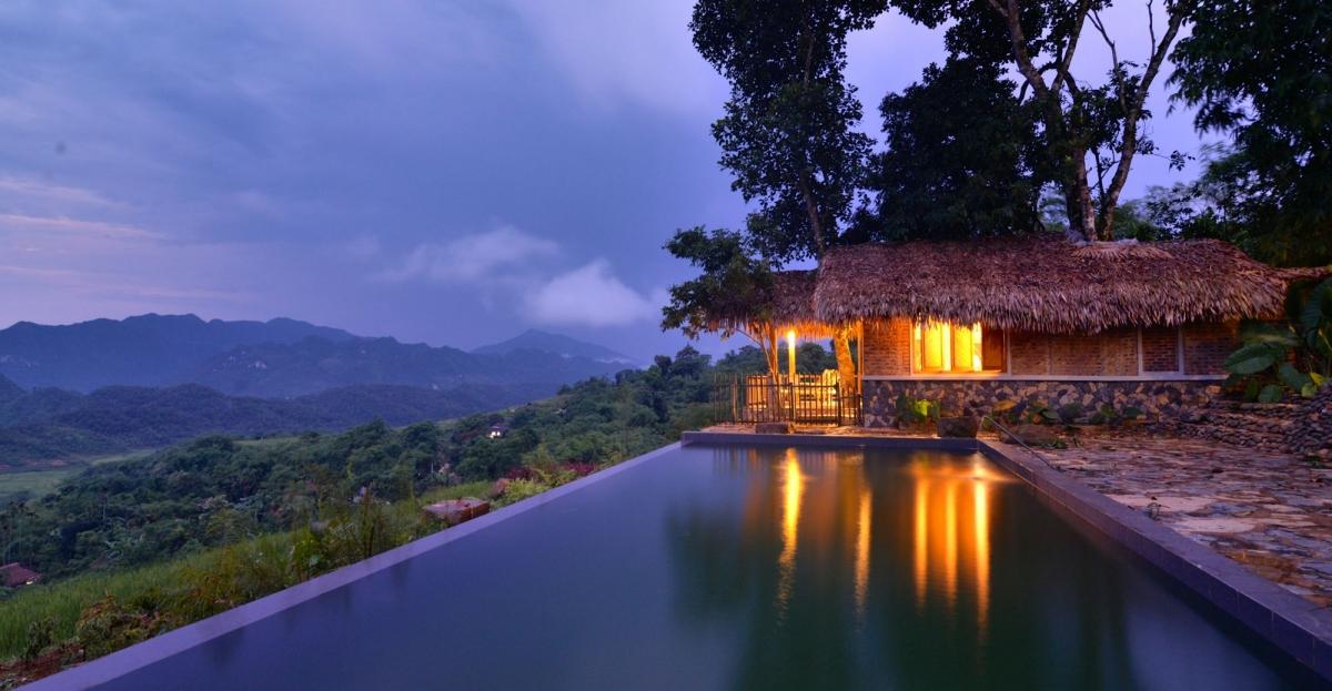 Không gian homestay với sân gạch, mái ngói và vườn cây xanh mát gợi nhớ hình ảnh làng quê Bắc Bộ xưa.