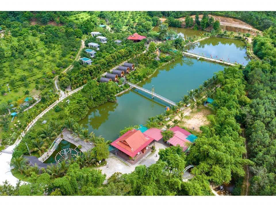 Khu homestay nằm cạnh hồ nước và thung lũng xanh, mang đến không gian nghỉ dưỡng yên bình cho du khách.
