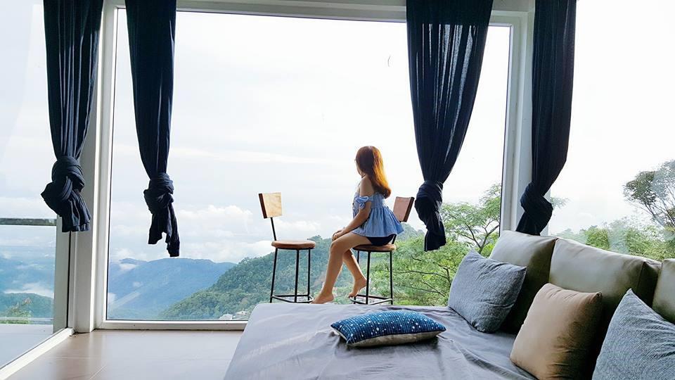 Một homestay trên sườn núi Tam Đảo với không gian mở, nơi du khách có thể ngắm mây và tận hưởng khí hậu mát mẻ quanh năm.
