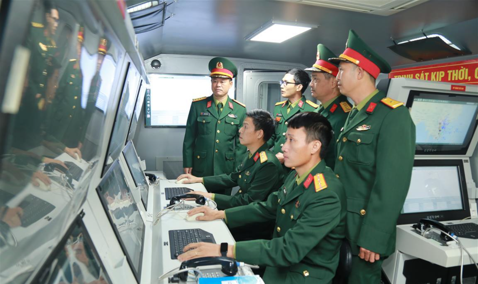 Hệ thống an ninh mạng hiện đại giúp doanh nghiệp bảo vệ dữ liệu trước các nguy cơ tấn công mạng.