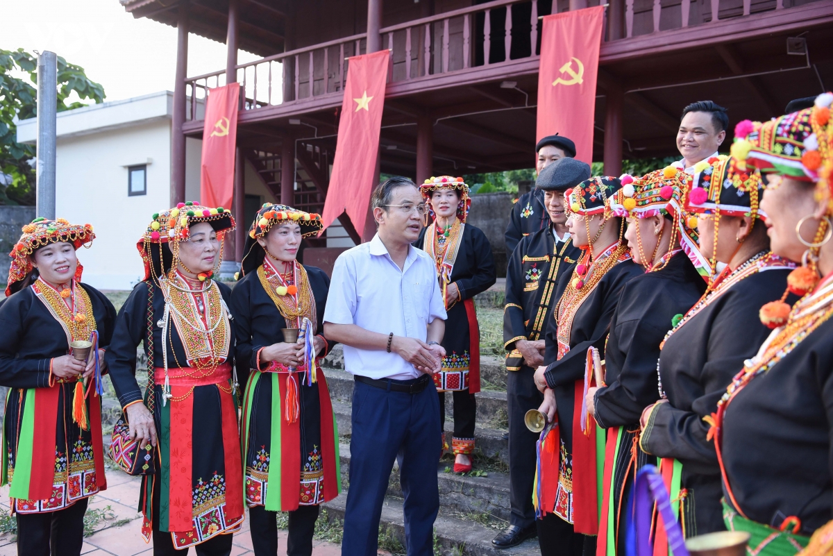 Du khách tham gia trải nghiệm văn hóa tại Hợp tác xã Du lịch cộng đồng người Dao bản Mậu, thưởng thức các món ăn truyền thống và tìm hiểu về nghề thêu.