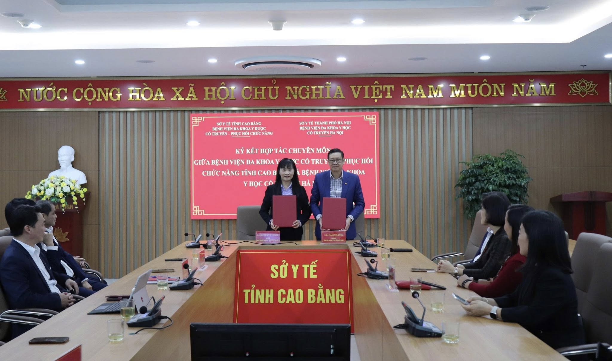 Đại diện Bệnh viện Đa khoa Y học cổ truyền Hà Nội và Bệnh viện Đa khoa Y dược cổ truyền – Phục hồi chức năng tỉnh Cao Bằng ký kết thỏa thuận hợp tác chuyên môn giai đoạn 2026-2030.
