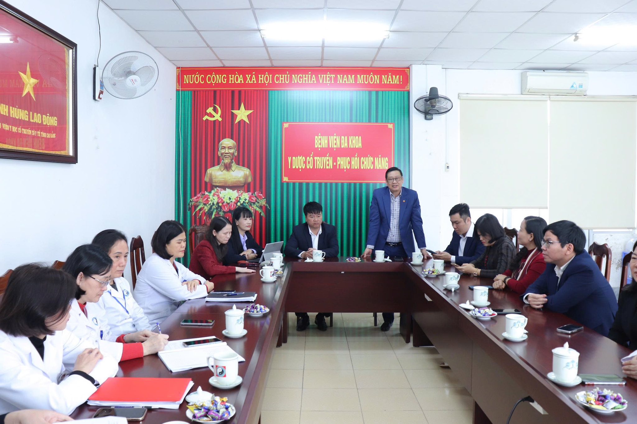 Lãnh đạo Sở Y tế Cao Bằng cùng đại diện hai bệnh viện trao đổi các nội dung hợp tác nhằm nâng cao chất lượng khám chữa bệnh và phát triển nguồn nhân lực y tế.