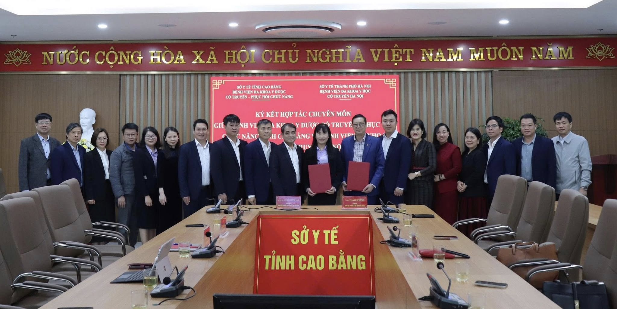 Lãnh đạo Sở Y tế Cao Bằng cùng đại diện hai bệnh viện chụp ảnh lưu niệm, đánh dấu bước khởi đầu cho giai đoạn hợp tác chuyên môn toàn diện đến năm 2030.
