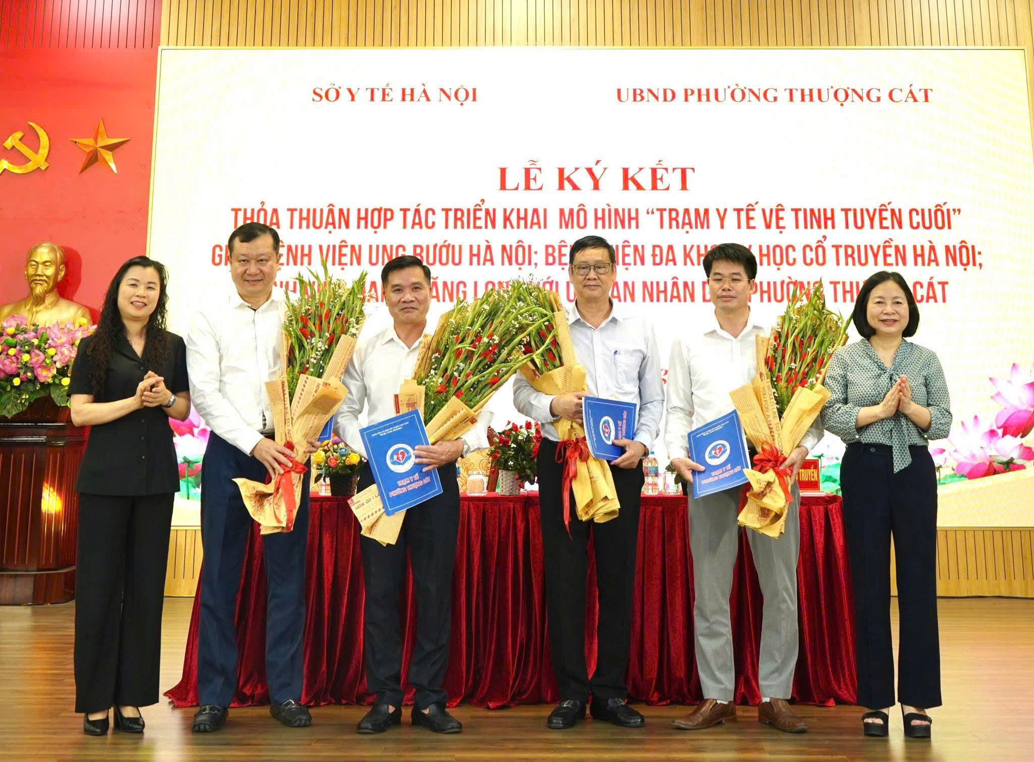 Bệnh viện Đa khoa Y học cổ truyền Hà Nội tăng cường hỗ trợ các trạm y tế phường Từ Liêm, Xuân Phương và Thượng Cát, góp phần nâng cao chất lượng chăm sóc sức khỏe ban đầu và phát triển y tế cơ sở.