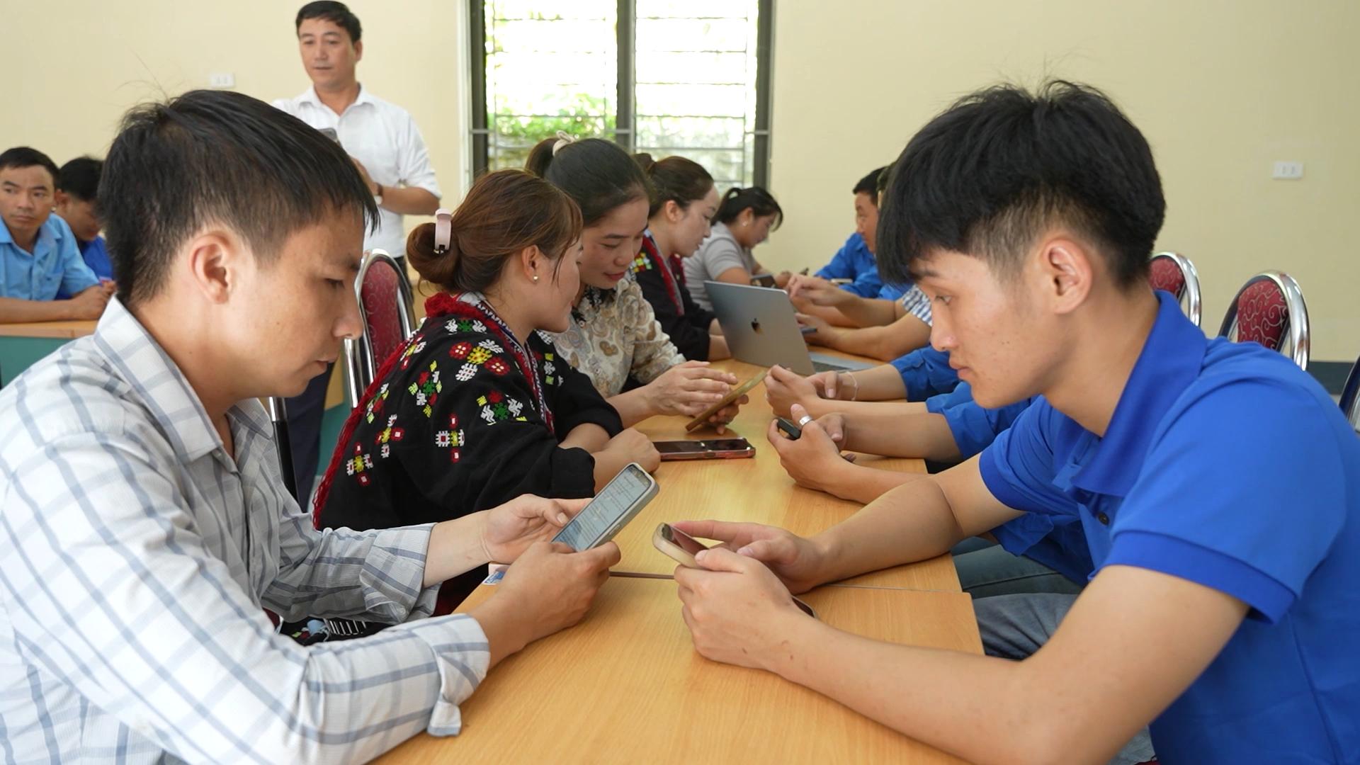Người dân thực hiện các thủ tục hành chính thông qua nền tảng số thay vì phải đến trực tiếp cơ quan nhà nước.
