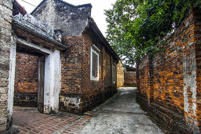 Những con ngõ nhỏ và mái nhà cổ kính tạo nên vẻ đẹp bình yên, đậm bản sắc văn hóa Bắc Bộ.