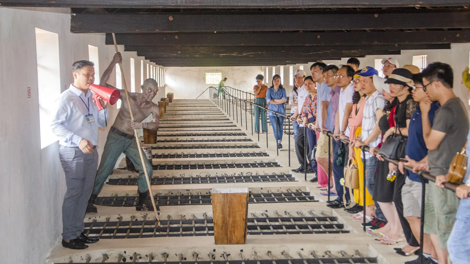 Du khách tham quan khu di tích Nhà tù Côn Đảo để tìm hiểu lịch sử dân tộc.