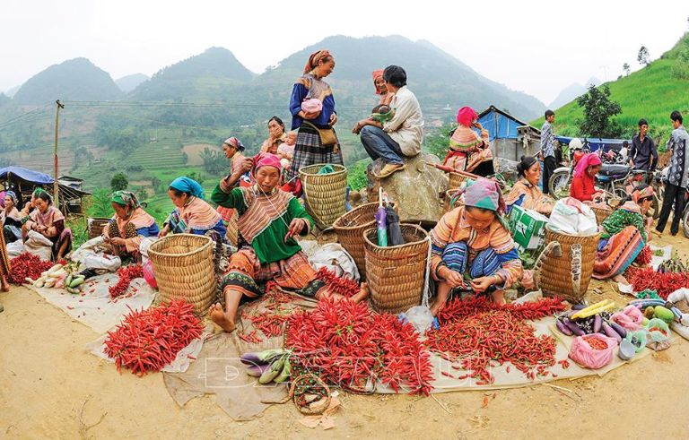 Phiên chợ vùng cao tại Hà Giang thu hút đông đảo du khách tham quan và trải nghiệm.