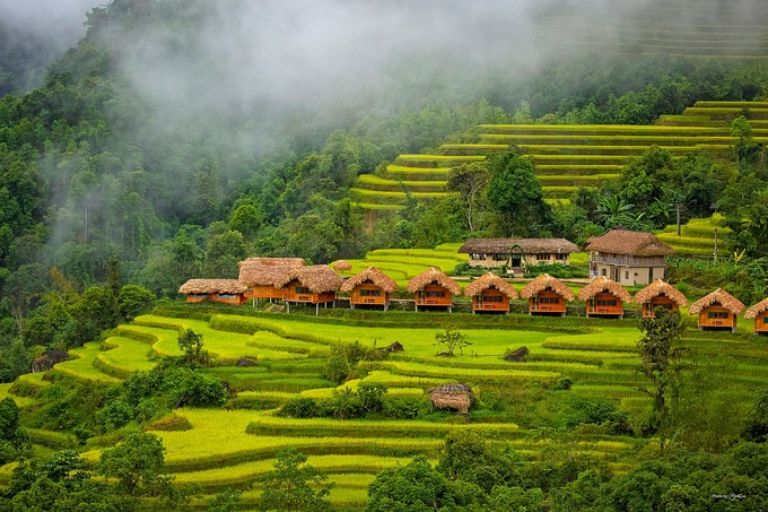 Du khách trải nghiệm lưu trú tại homestay truyền thống ở vùng cao Hà Giang.