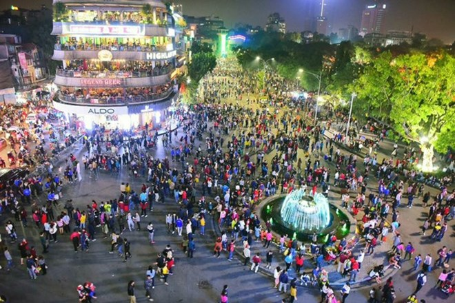 Đông đảo người dân tham gia các hoạt động tại phố đi bộ vào dịp cuối tuần.
