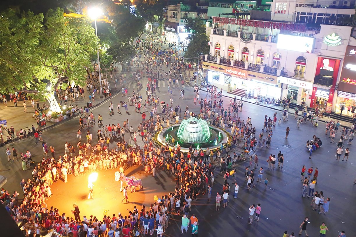 Các chương trình nghệ thuật đường phố góp phần làm phong phú đời sống văn hóa đô thị.