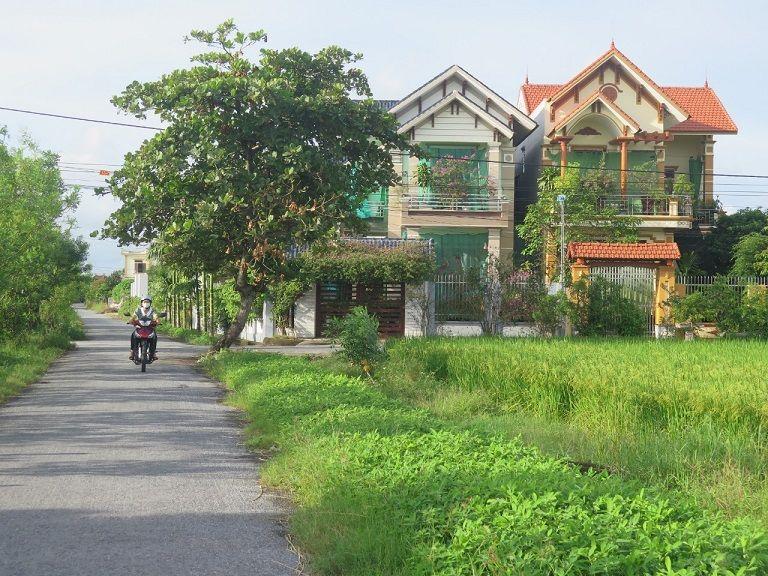 Diện mạo nông thôn mới tại Hà Nội ngày càng khang trang với hệ thống hạ tầng đồng bộ, môi trường xanh sạch và đời sống người dân không ngừng được nâng cao.