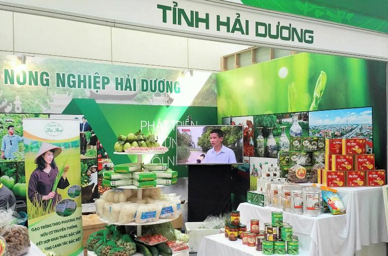 Các sản phẩm OCOP tiêu biểu của nhiều địa phương được trưng bày tại hội chợ xúc tiến thương mại, góp phần quảng bá đặc sản vùng miền và nâng cao giá trị kinh tế nông thôn.