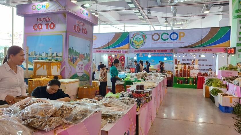 Nhiều sản phẩm thực phẩm OCOP như trà, mật ong, gạo đặc sản, nông sản chế biến được đầu tư bao bì hiện đại, đáp ứng nhu cầu thị trường trong và ngoài nước.