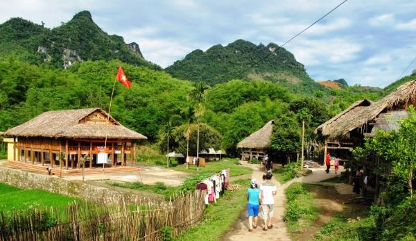 Du khách trải nghiệm các hoạt động sản xuất nông nghiệp, văn hóa bản địa và làng nghề truyền thống trong mô hình du lịch cộng đồng OCOP, tạo sinh kế bền vững cho người dân địa phương.