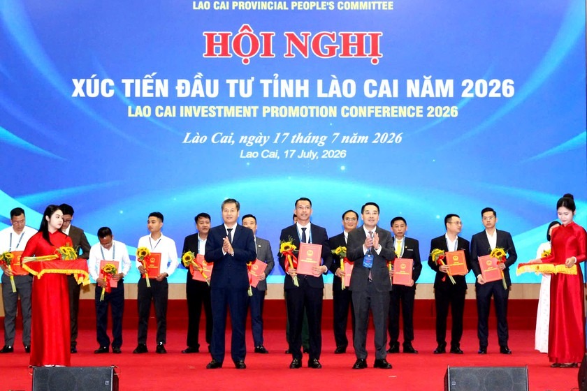 Lao-Cai-trao-chung-nhan-dau-tu-cho-24-du-an-voi-tong-von-hon-24_000-ty-dong.jpg