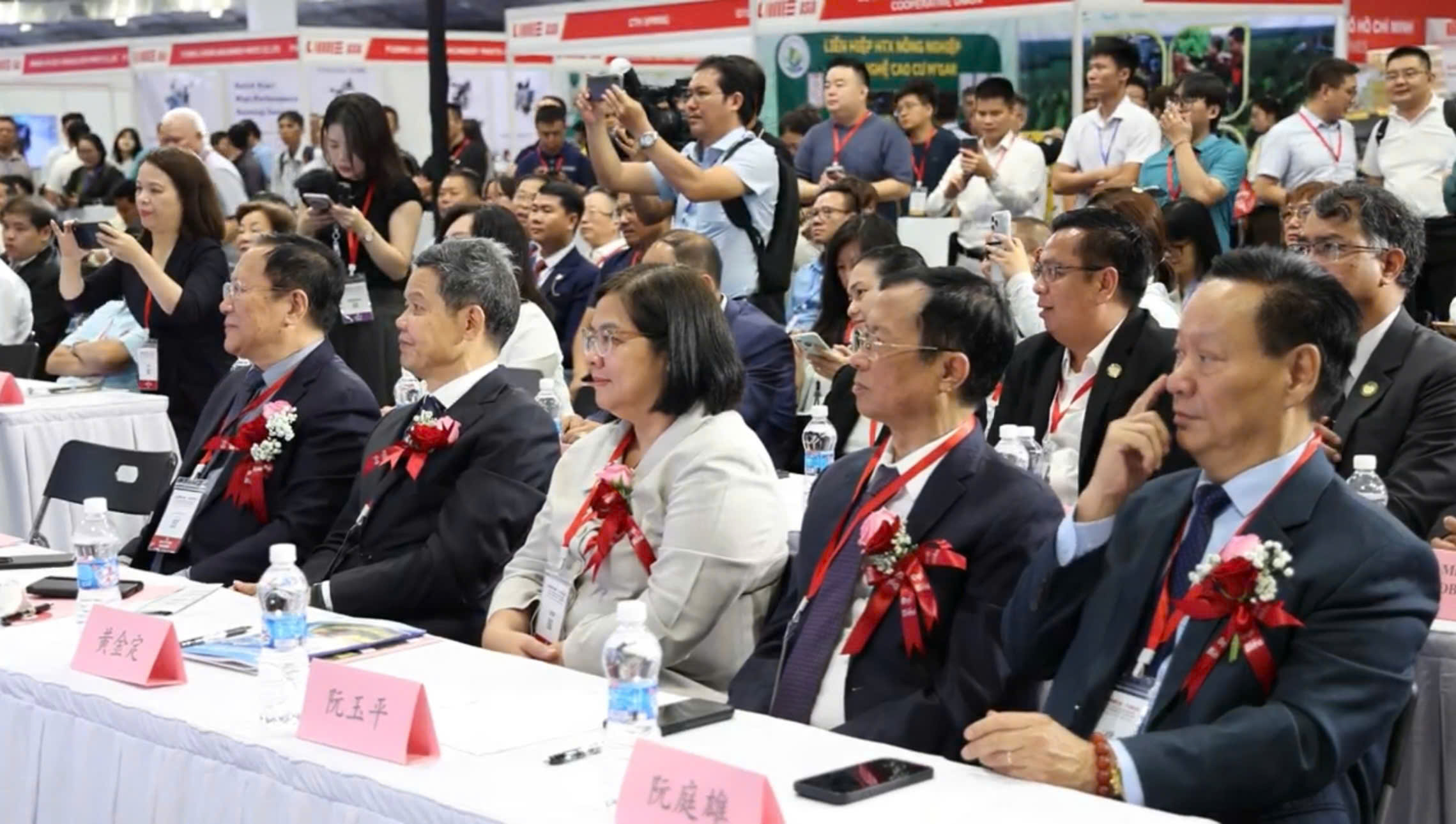 Các đại biểu tham dự triển lãm.
