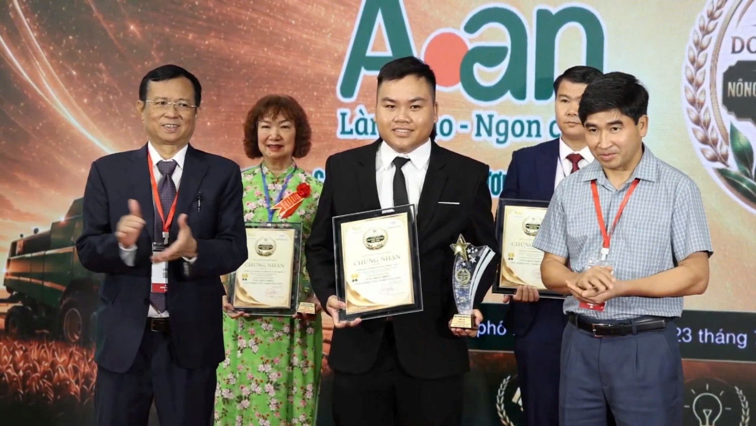 Công ty Cổ phần Lương Thực A An được vinh danh vì sự phát triển nông nghiệp, công nghiệp nông thôn