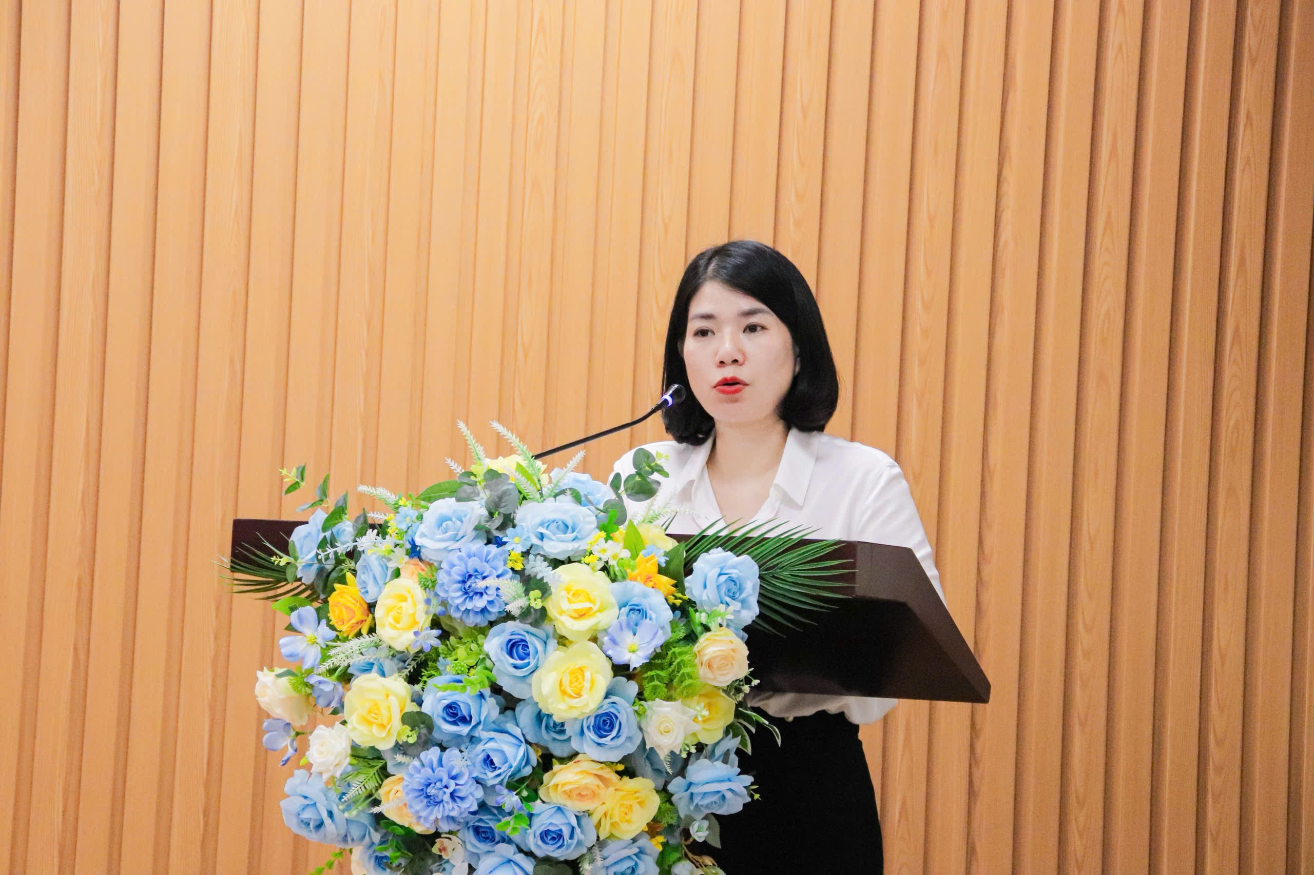 Đồng chí Hoàng Thị Oanh – Đảng ủy viên, Bí thư Đảng ủy Doanh nghiệp phát biểu tại hội nghị chúc mừng Chi bộ Tạp chí Công nghiệp Nông thôn