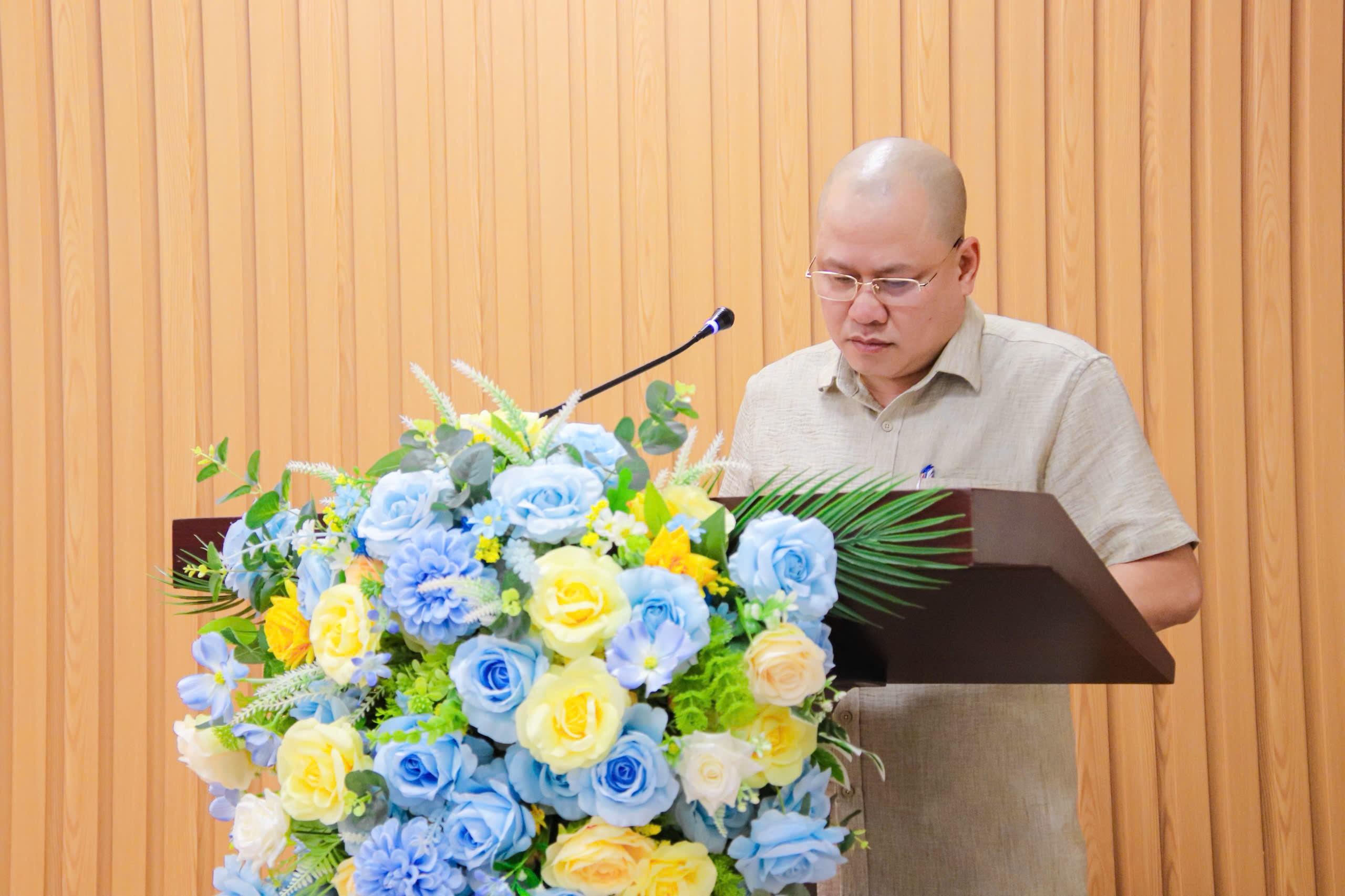 Đ/c Nguyễn Nam Thắng – Phó Bí thư Đảng ủy Doanh nghiệp phường Kim Liên trình bày báo cáo tại Hội nghị