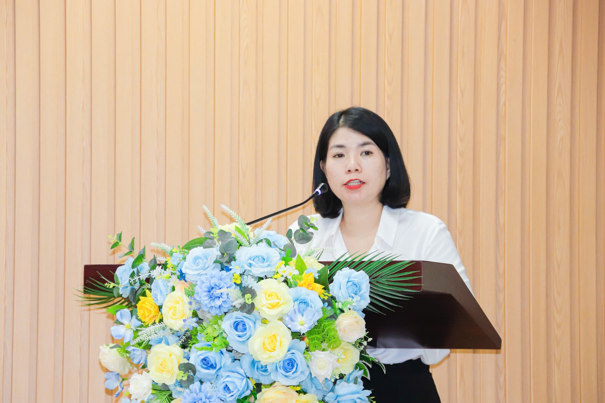 Đ/c Hoàng Thị Oanh – Đảng ủy viên, Phó Trưởng Ban Xây dựng Đảng, Bí thư Đảng ủy Doanh nghiệp phường Kim Liên phát biểu