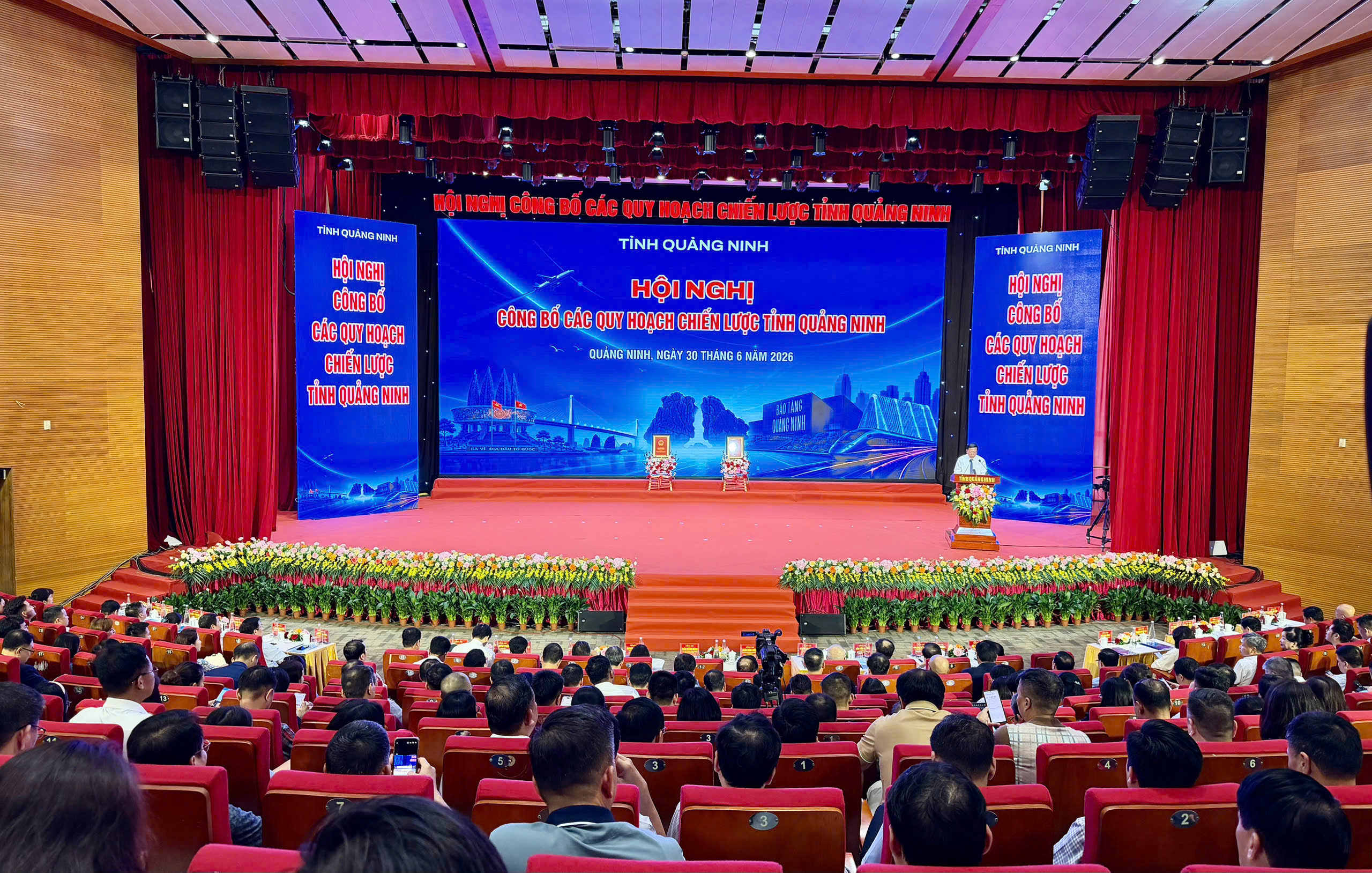 Hội nghị công bố 5 quy hoạch chiến lược và trao quyết định đầu tư cho 18 dự án đánh dấu bước phát triển mới trong chiến lược quy hoạch và thu hút đầu tư của Quảng Ninh.