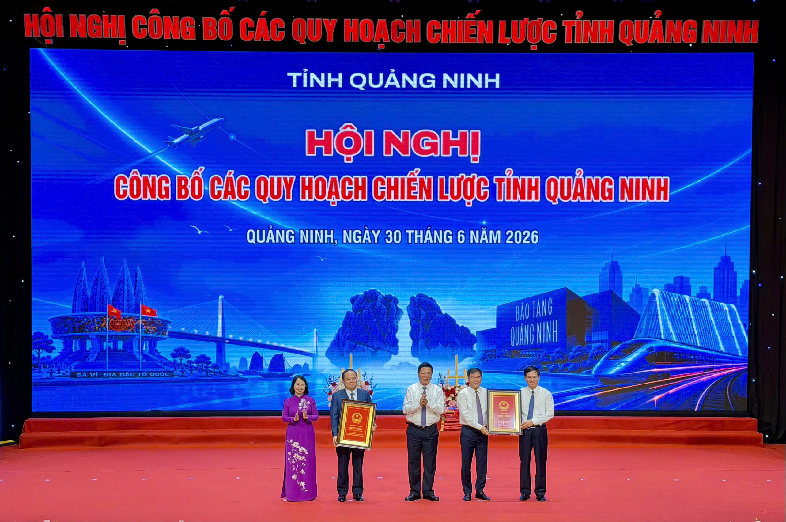 Bộ trưởng Bộ Xây dựng trao các quyết định quy hoạch chiến lược và Quyết định công nhận Quảng Ninh đạt tiêu chí đô thị loại I.