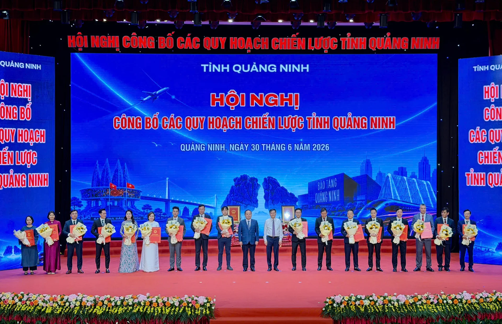 Đại diện các doanh nghiệp nhận quyết định chủ trương đầu tư và giấy chứng nhận đăng ký đầu tư cho 18 dự án với tổng vốn gần 45.000 tỷ đồng.