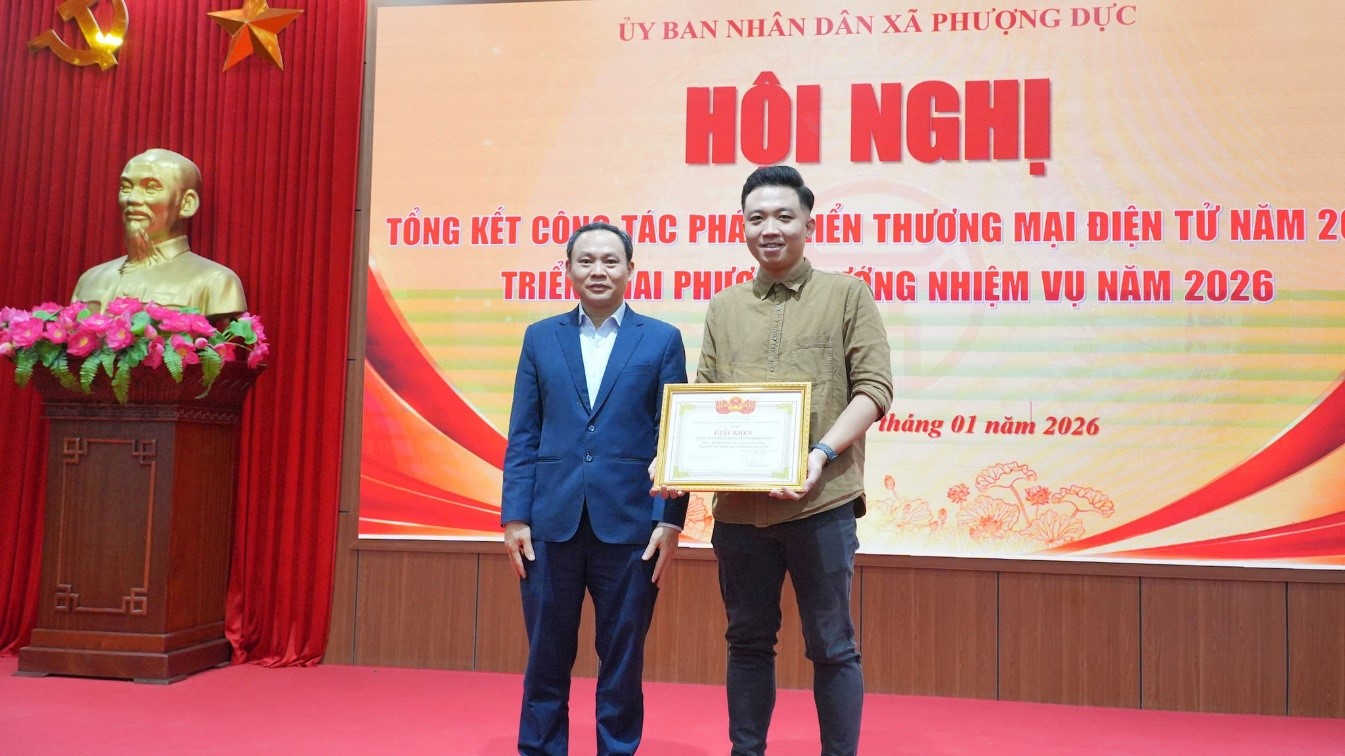 Xã Phượng Dực khen thưởng 13 tập thể, cá nhân có thành tích tiêu biểu trong phát triển thương mại điện tử và chuyển đổi số. Ảnh: Xã Phượng Dực.