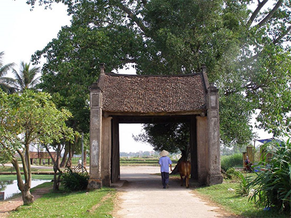 Không gian làng cổ hấp dẫn du khách tìm về sự bình yên (làng cổ Đường Lâm). Ảnh: Nguồn Internet