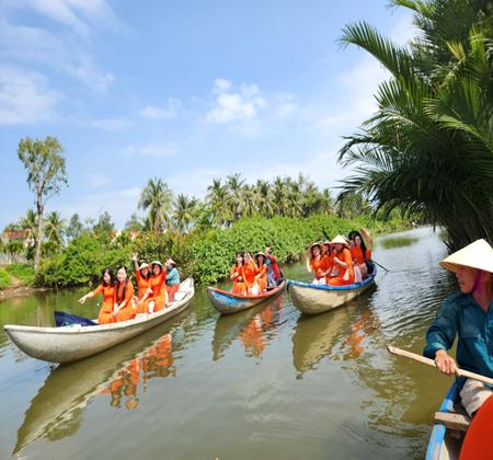 Du khách trải nghiệm chèo thuyền giữa rừng dừa nước Tịnh Khê – mô hình du lịch cộng đồng đang thu hút đông đảo khách tham quan.