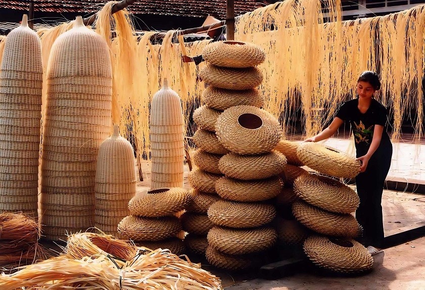 Đằng sau một làng nghề truyền thống là cả một hệ sinh thái kinh tế