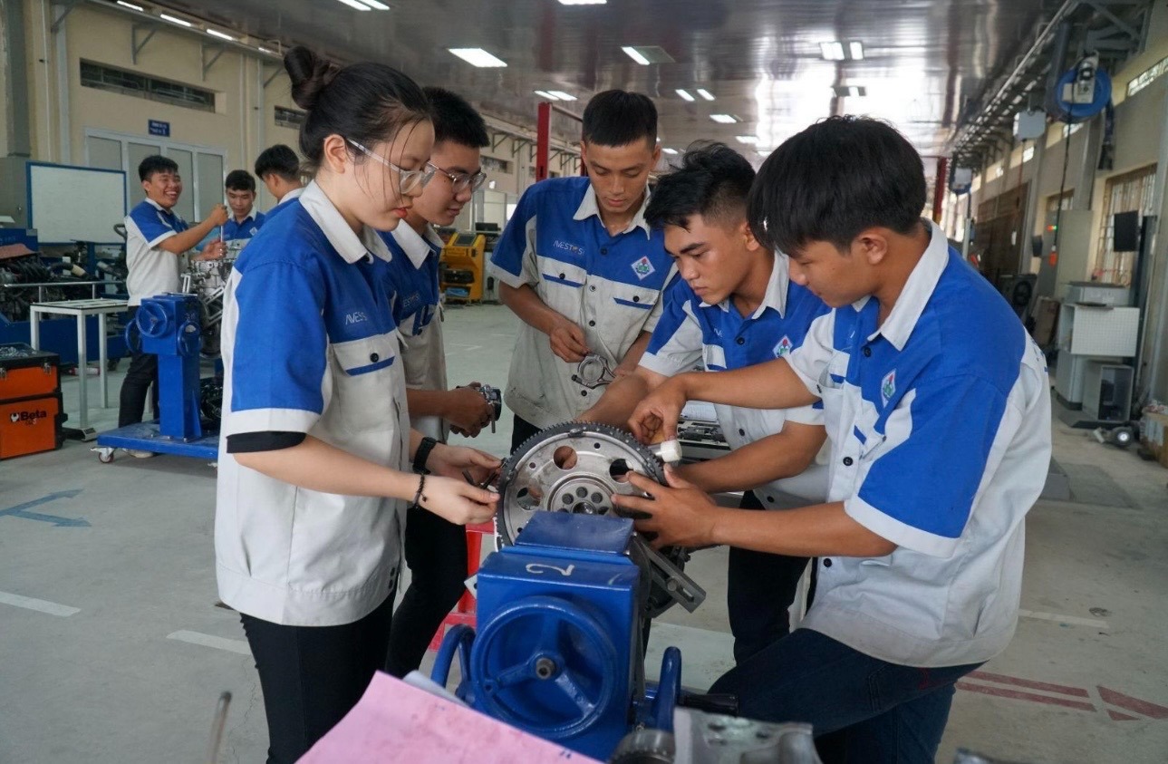 Nhà máy ở quê tuyển người khó, người địa phương vẫn thất nghiệp: Khoảng cách nằm ở đâu?