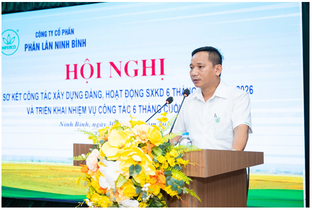 Ông Nguyễn Minh Đức, Quản đốc Phân xưởng Lò cao tham luận tại Hội nghị