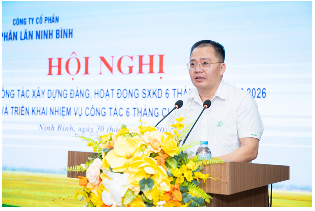 Ông Vũ Cao Trung, Trưởng phòng Thị trường, trình bày tham luận tại Hội nghị.