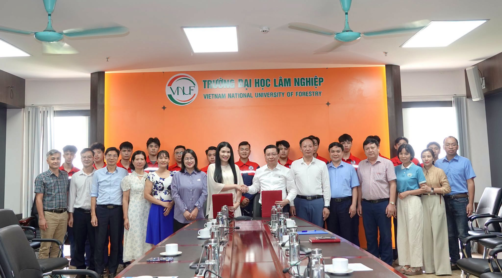 Trường Đại học Lâm nghiệp ký kết hợp tác với doanh nghiệp. Ảnh: Trường Đại học Lâm nghiệp