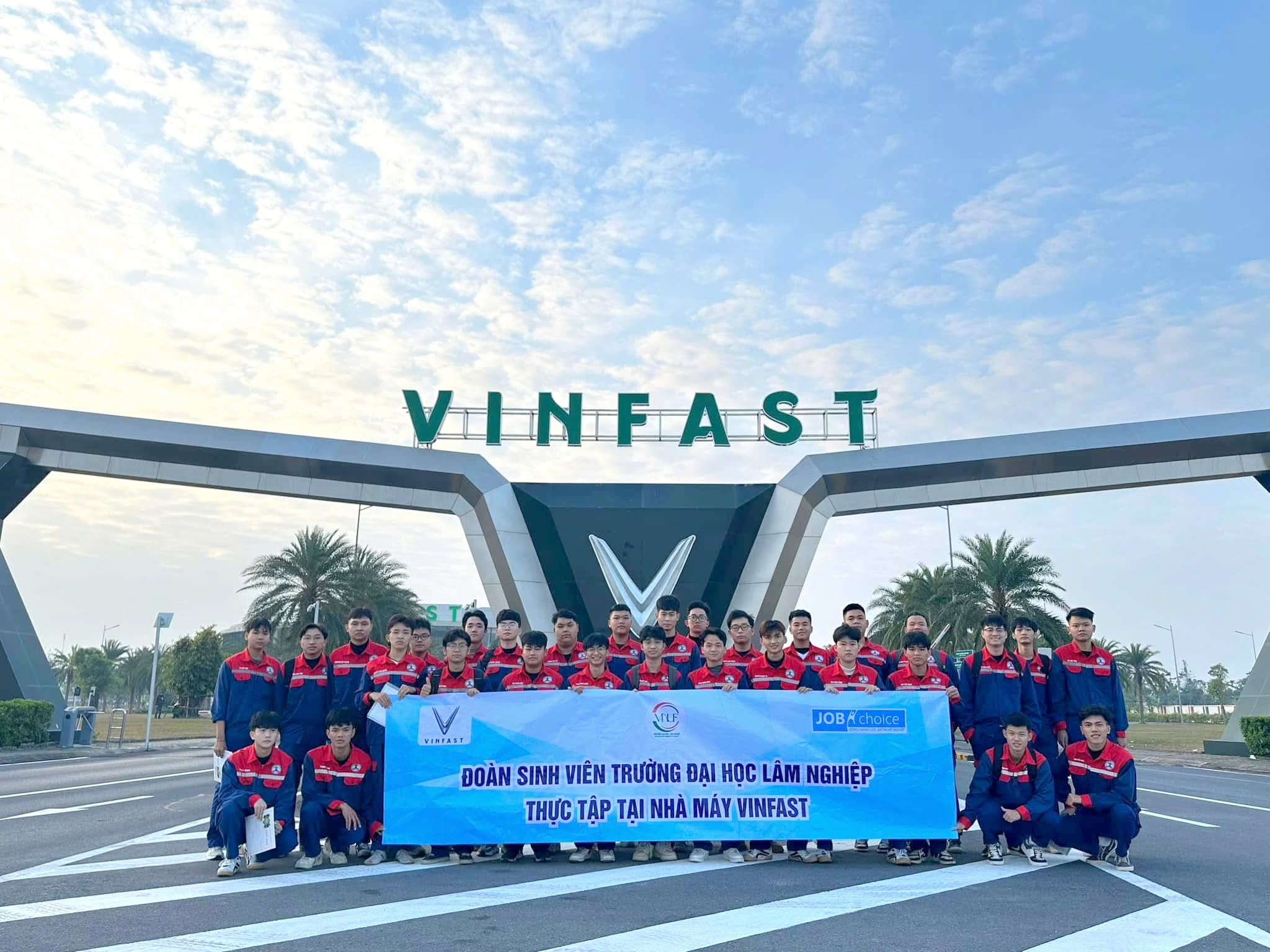 Sinh viên Trường Đại Lâm nghiệp thực tập tại Nhà máy VinFast. Ảnh: Trường Đại học Lâm nghiệp